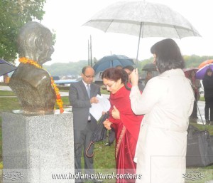 Indijska ambasadorka Narinder Čauhan polaže cveće na spomenik Mahatme Gandija