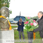 Prof. dr Predrag Nikić polaže cveće na spomenik Mahatme Gandija