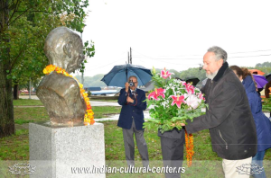 Prof. dr Predrag Nikić polaže cveće na spomenik Mahatme Gandija