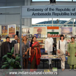 Predstavnici ambasade Indije, Joga saveza Srbije i Indijskog kulturnog centra na 58. Sajmu knjiga 2013. ispred štanda Indijske ambasade u Beogradu