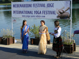 Ambasadorka Indije u Srbiji Narinder Čauhan prilkom otvaranja IV Međunarodnog festivala joge u Srbiji 2013.
