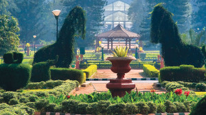 Banglore-Glasshouse_and_fountain_at_lalbagh