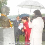 Indijska ambasadorka Narinder Čauhan polaže cveće na spomenik Mahatme Gandija